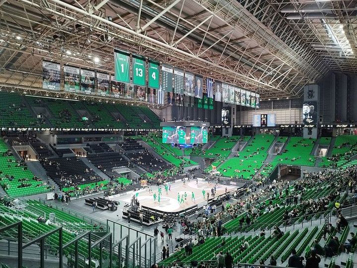 排面！西班牙队全员获王室接见，两位公主穿26号球衣与球员握手｜V体育（封面配图）